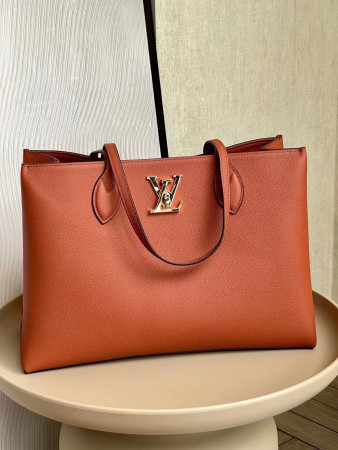LV LOCKME SHOPPER M58927