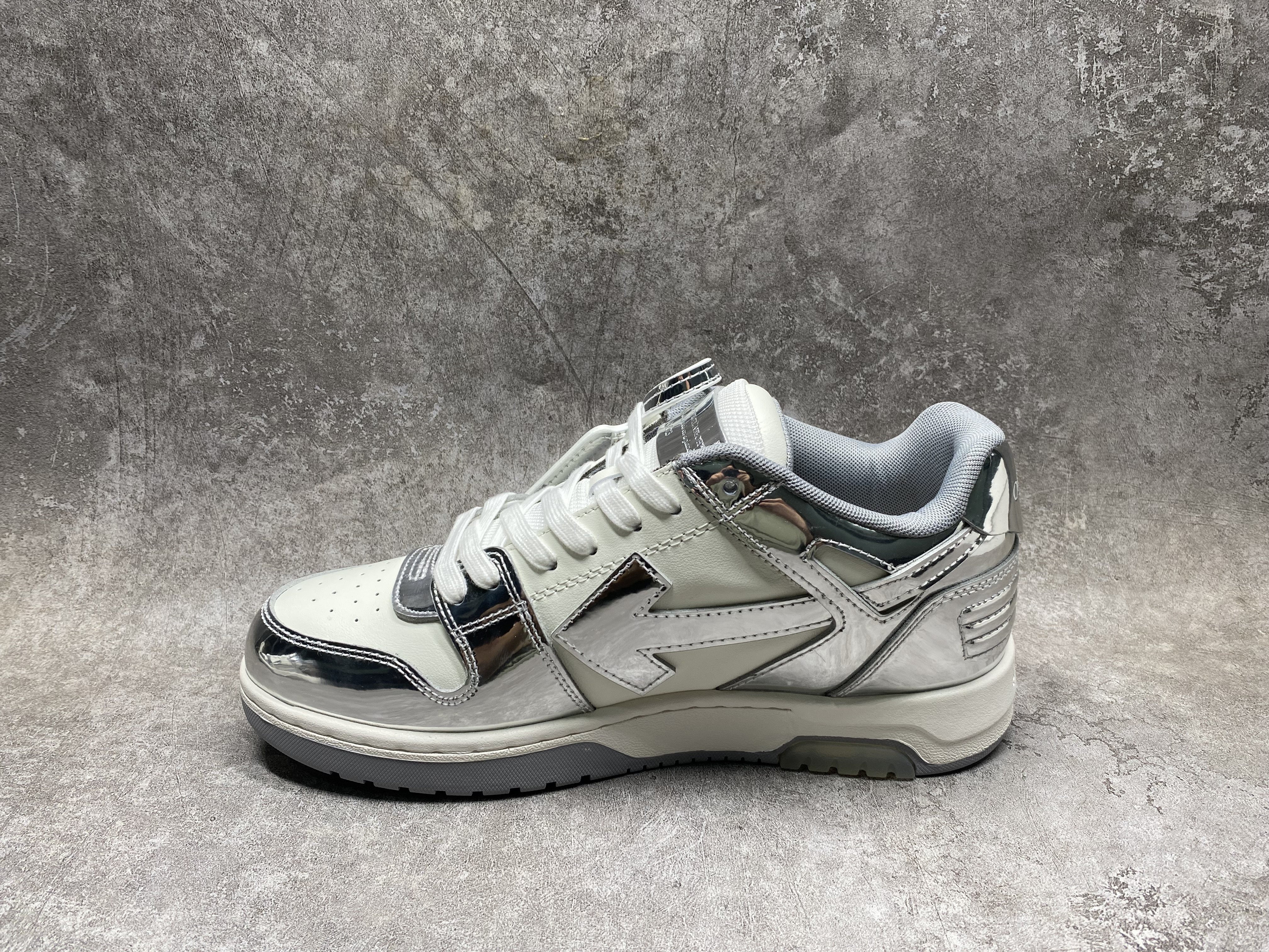 UA OFF-WHITE OUT OF OFFICE LOW