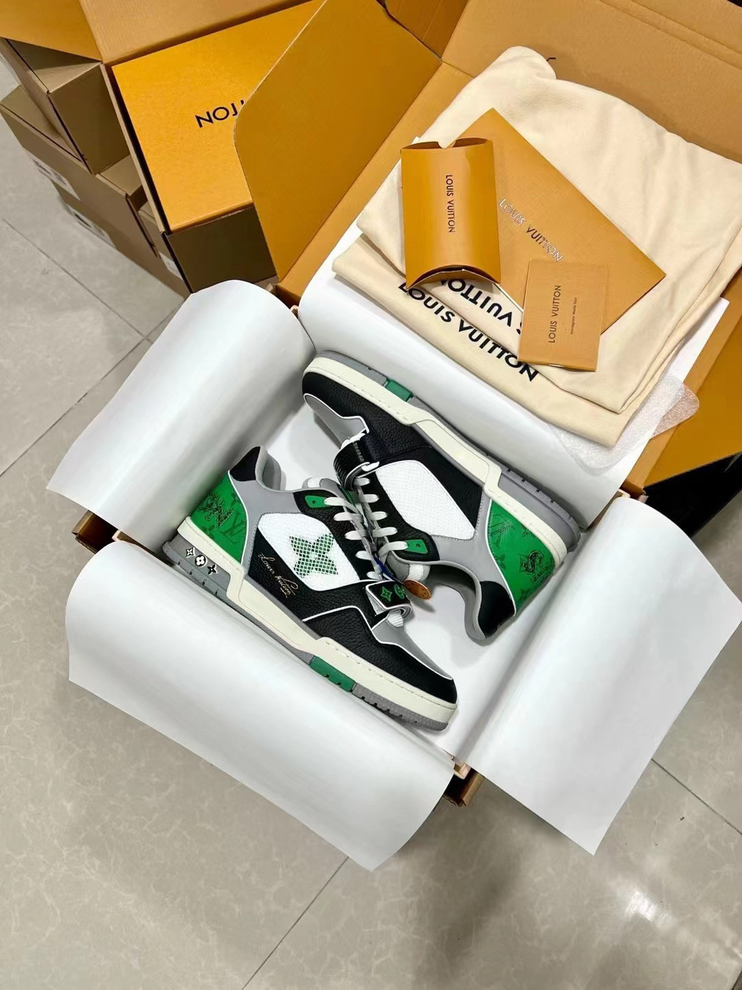 ua l0*is V*t0n lv trainer monogram strap black white green