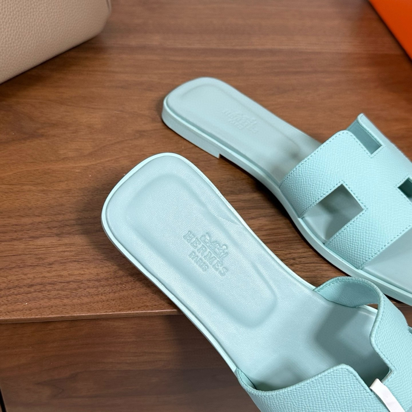 ua H**me5 oran sandal