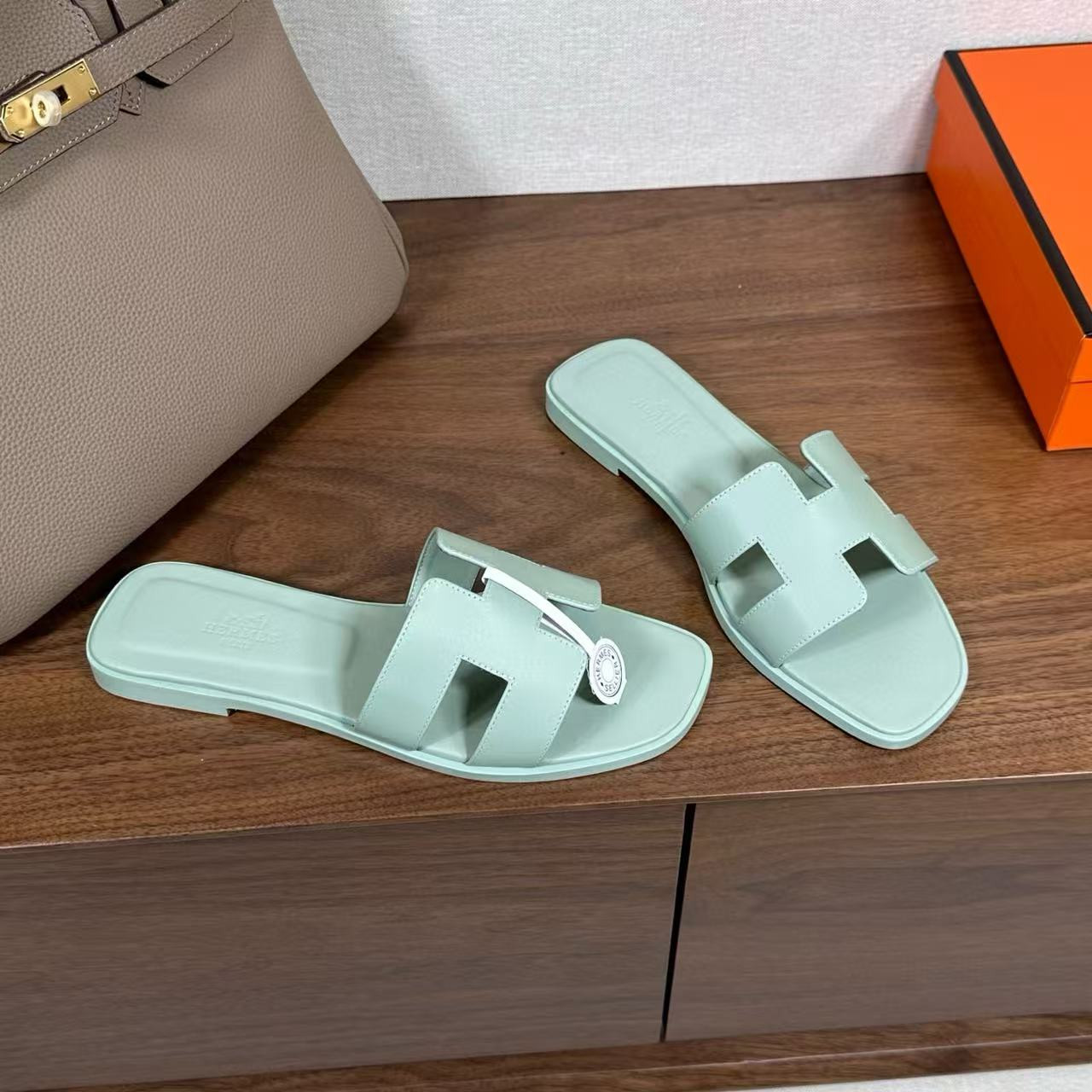 ua H**me5 oran sandal