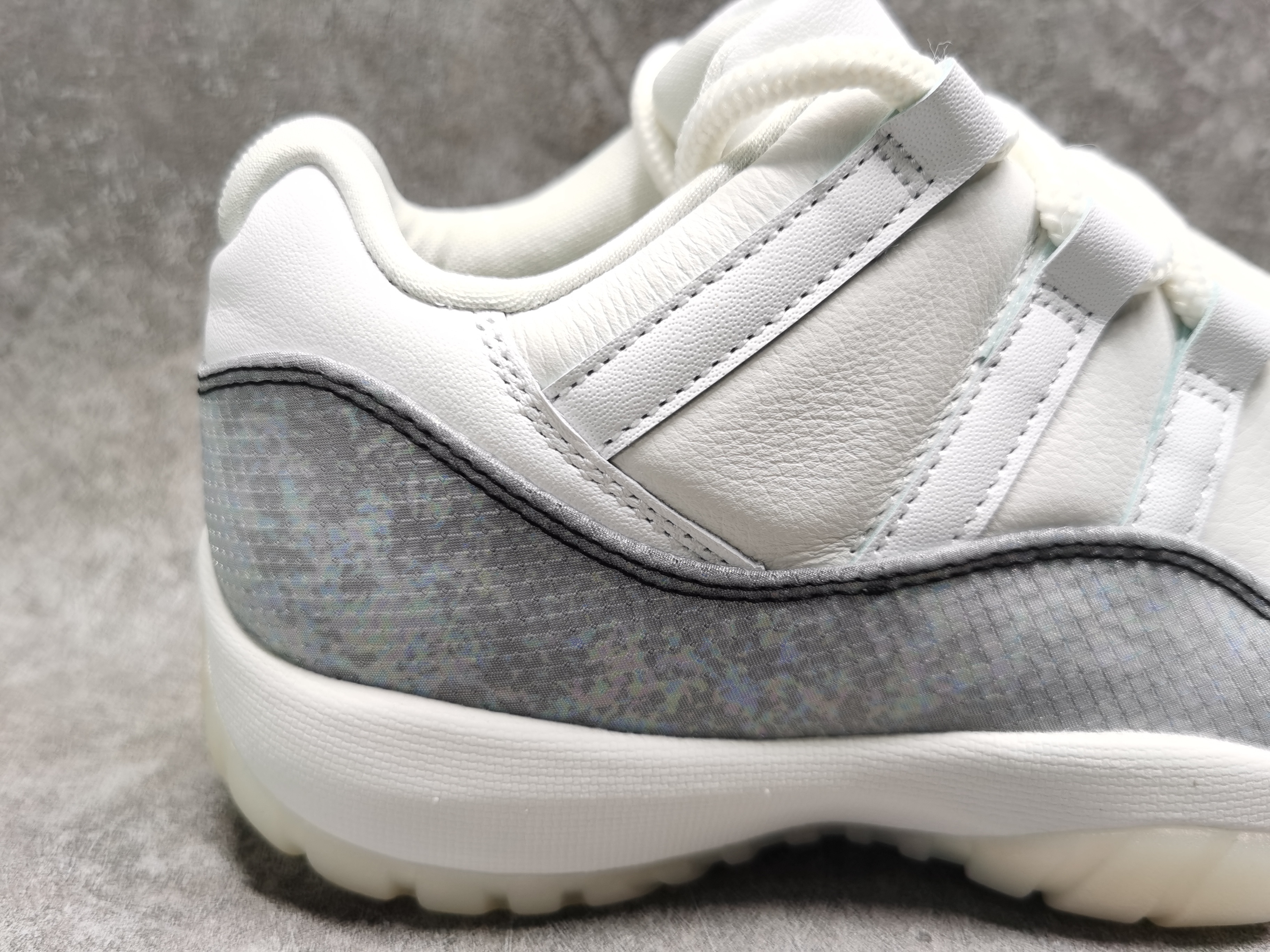 UA AIR JORDAN 11 RETRO LOW