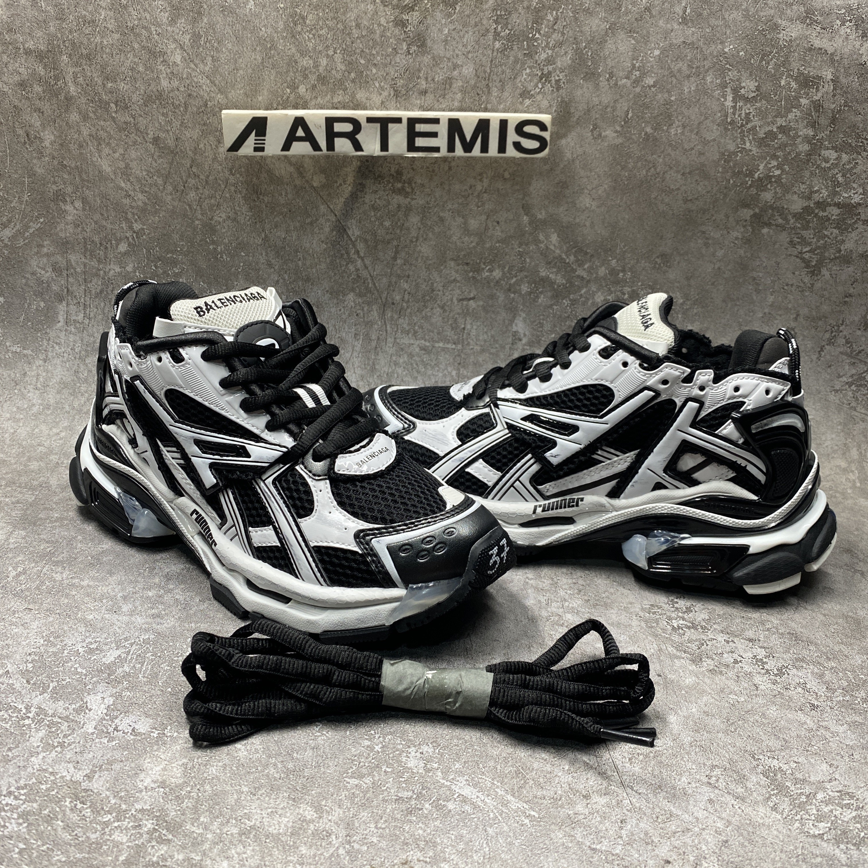 Balenciga Runner Sneaker Black White