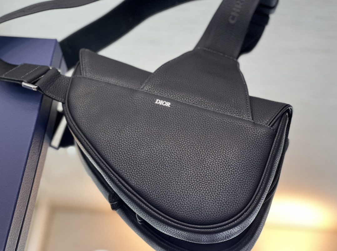 D*or saddle bag black grained calfskin 26 x 19 x 4.5 cm