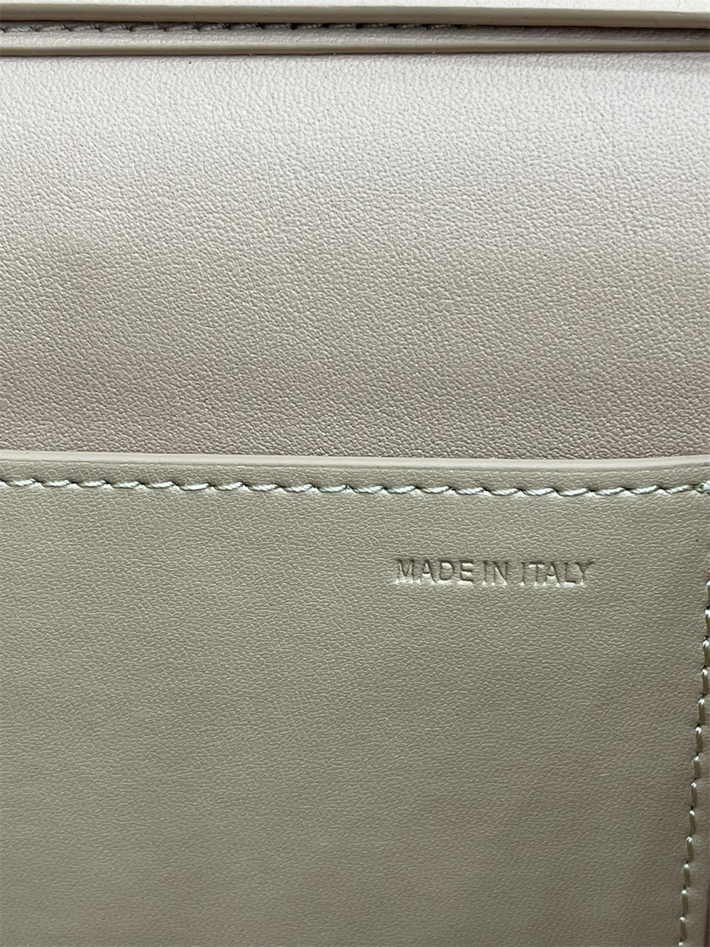 Va1e*ntin0 garavani locÒ calfskin shoulder small bag rose cannelle 22 x 16  x 7 cm