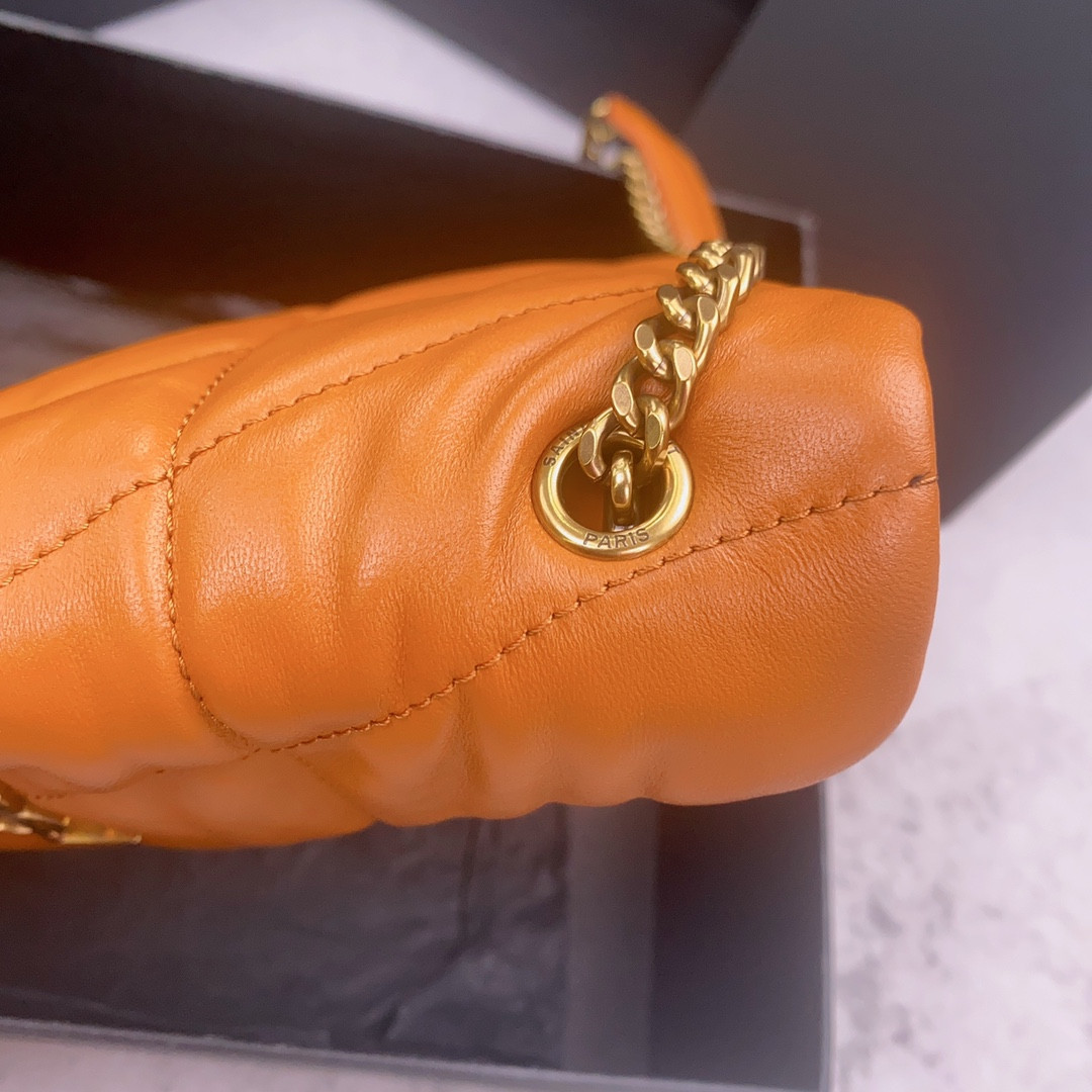 Y*L puffer in leather orange 23 x 15.5 x 5.8 cm