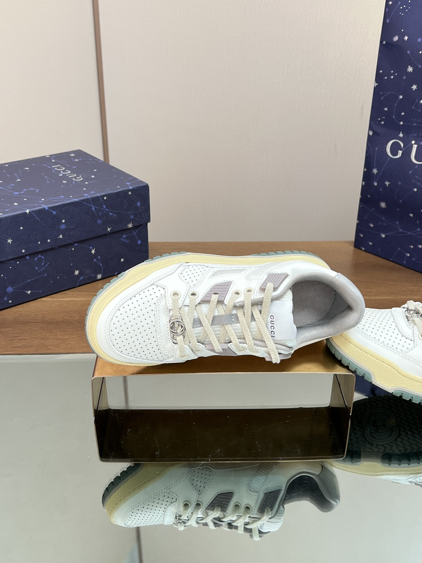 ua G*u*i low-top sneaker