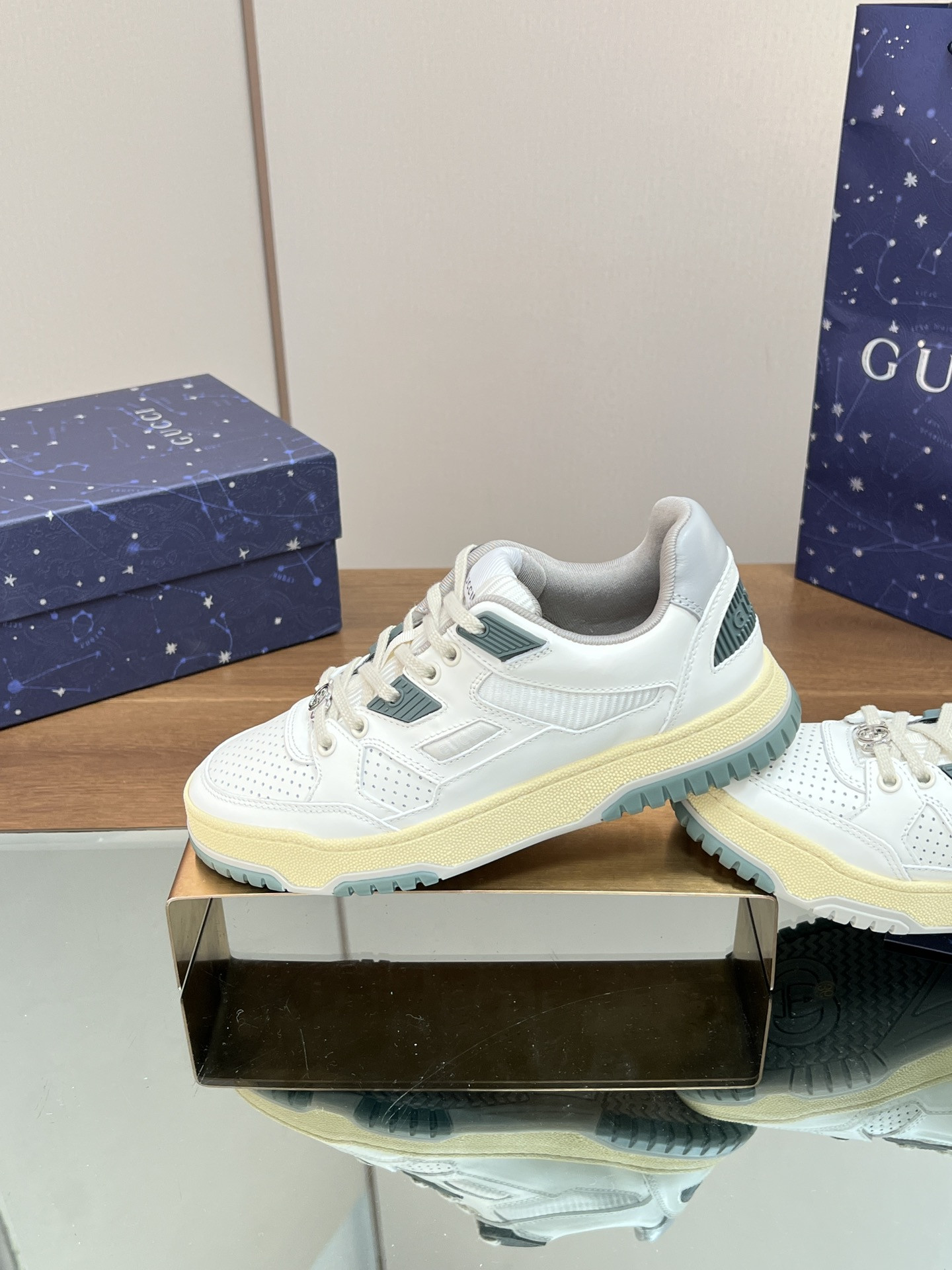 ua G*u*i low-top sneaker