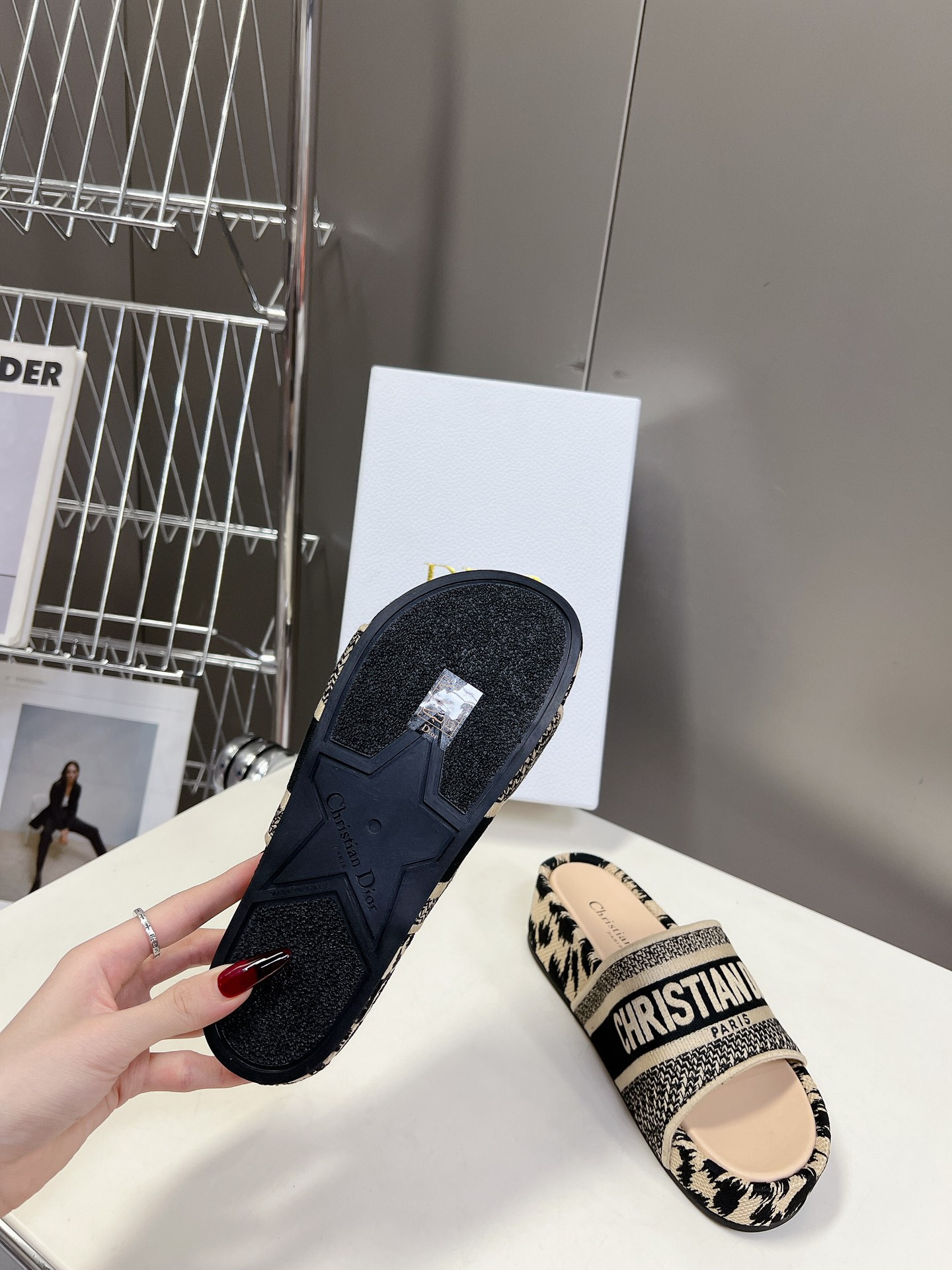 ua D*or platform sandals