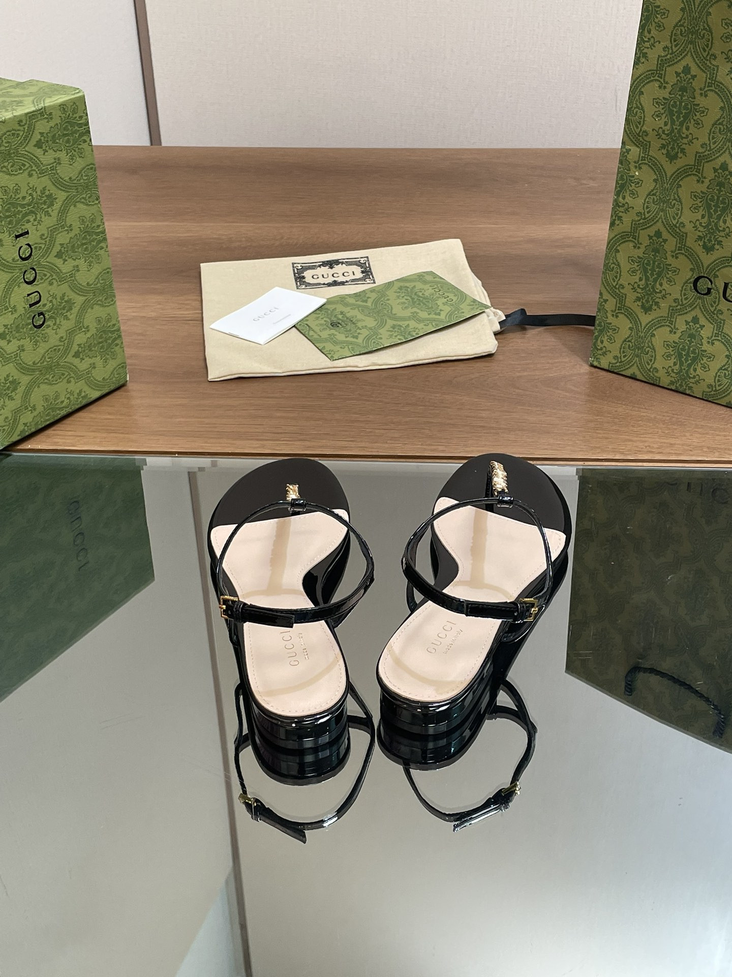 ua G*u*i signoria thong sandal