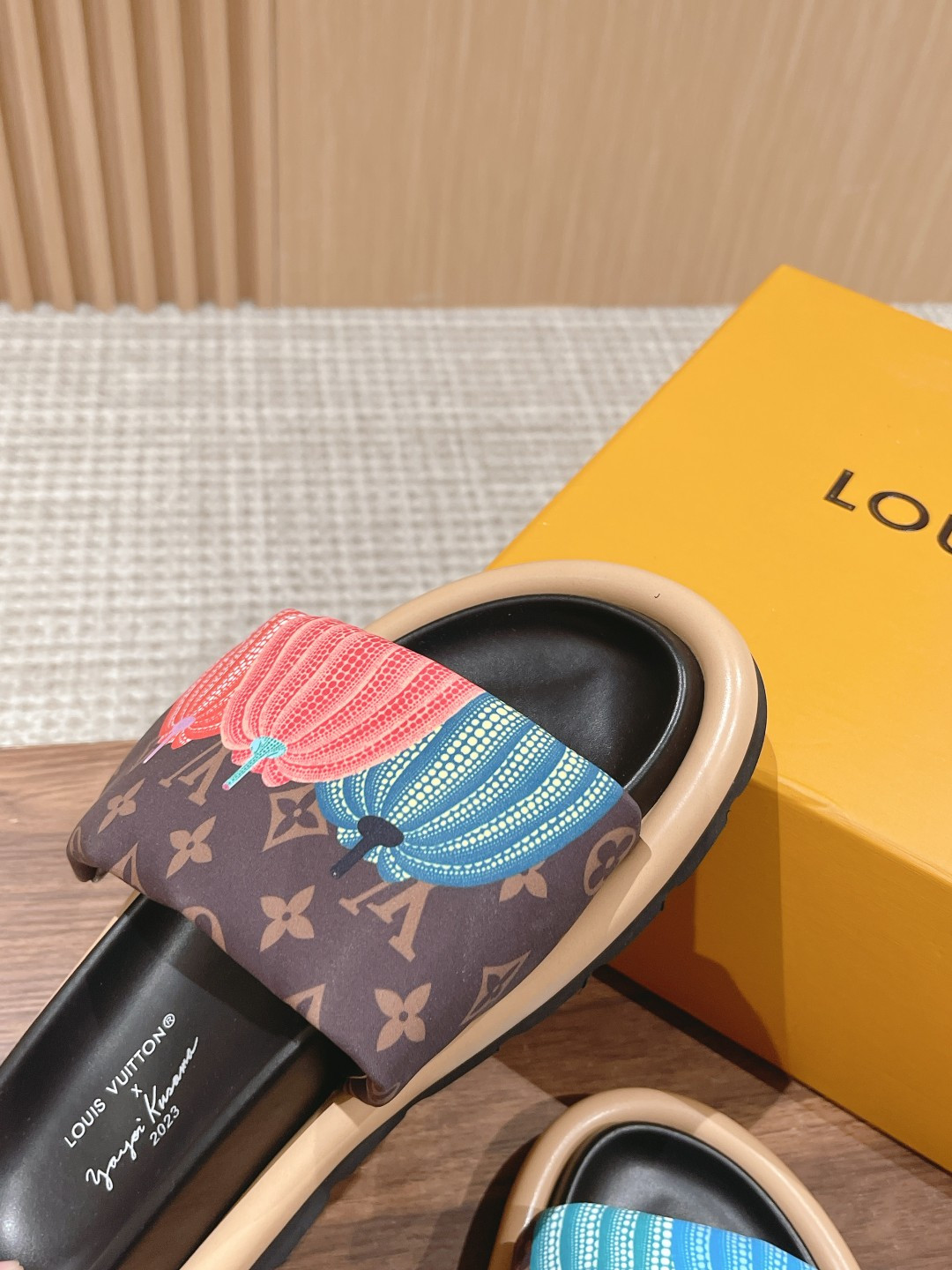 UA LV Pool Pillow Flat Comfort Mule