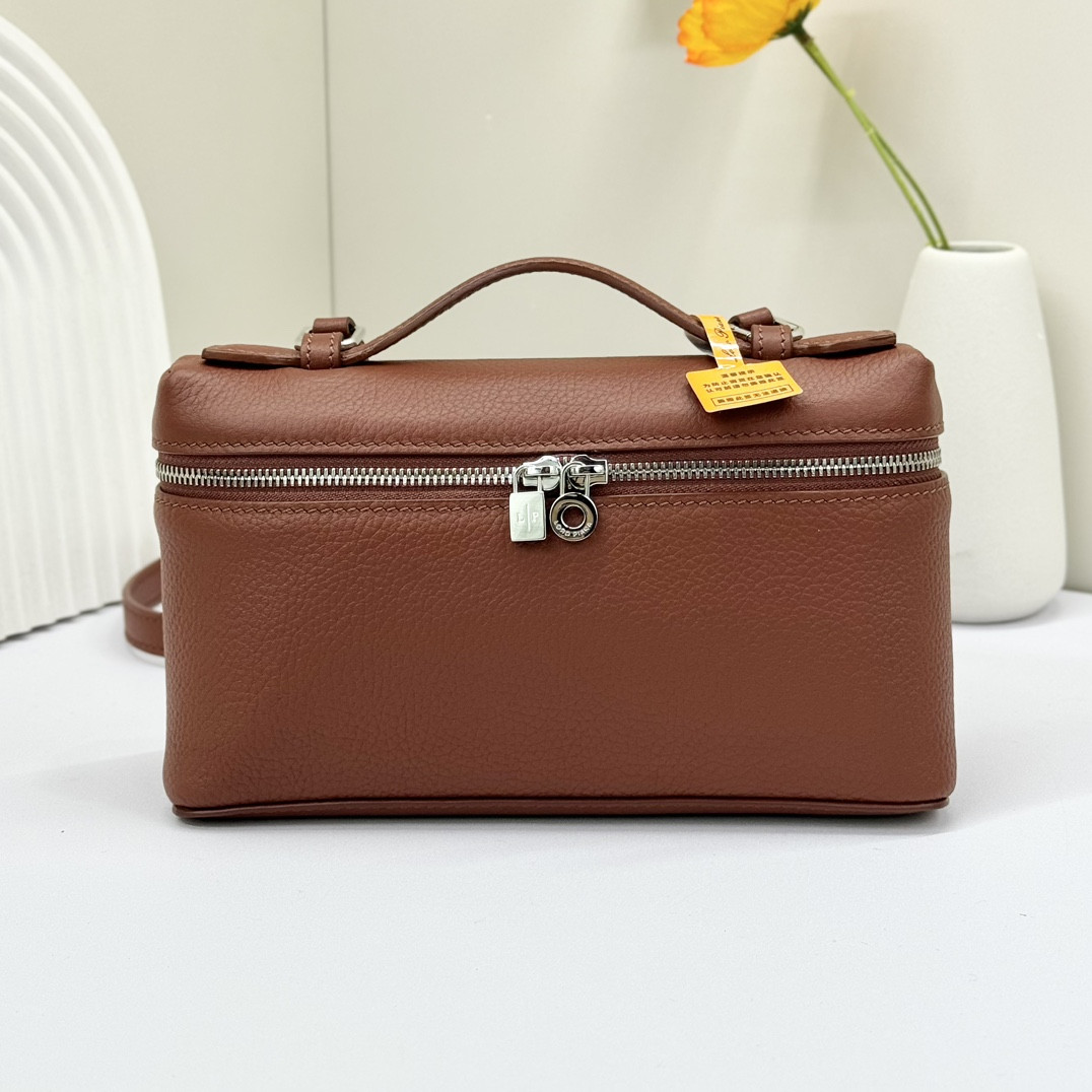 L**o p*ana extra pocket l19 grained calfskin 11 x 19 x 6.5 cm