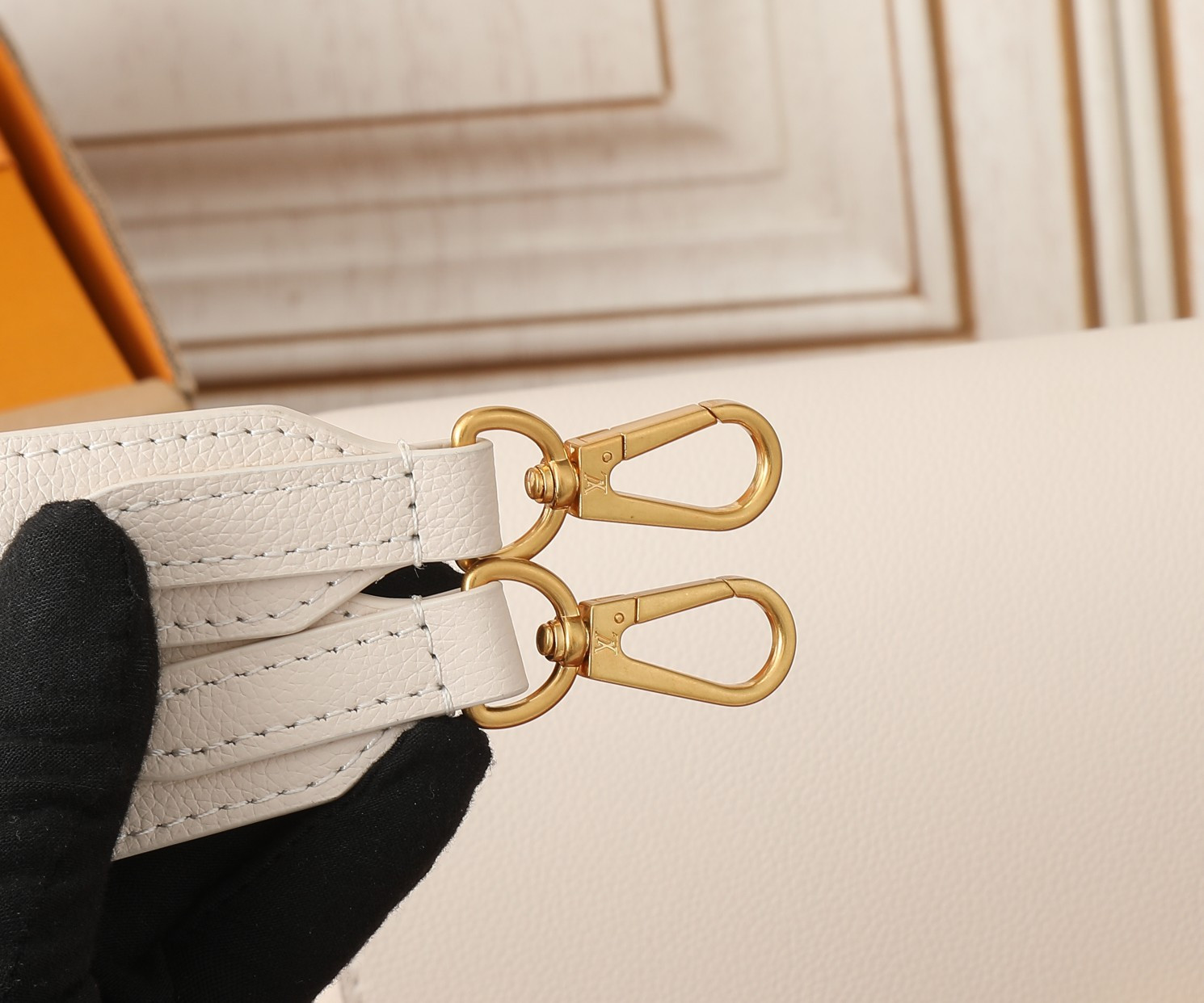 LV Soft Twist M25359 10.6 x 7.5 x 3.5 inches