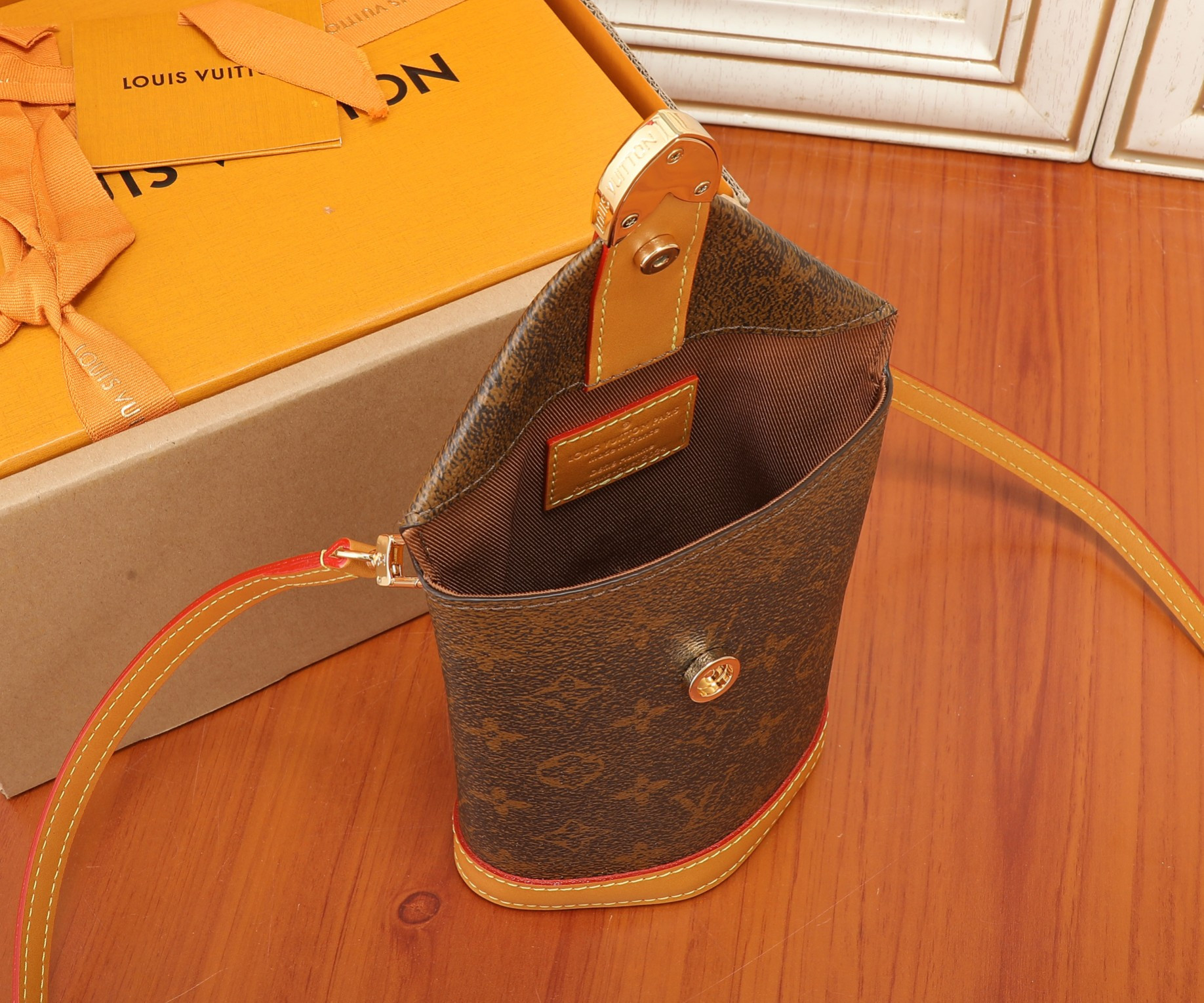 LV Envelope Pouch M11629 12.5x18x8.5CM