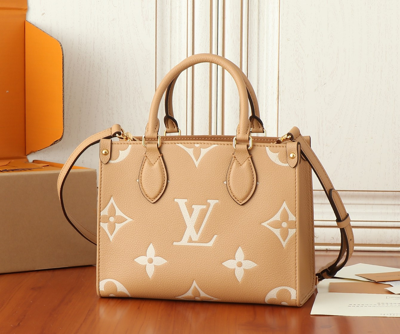 LV OnTheGo PM M12513  24.9 x 19.1 x 11.4 cm