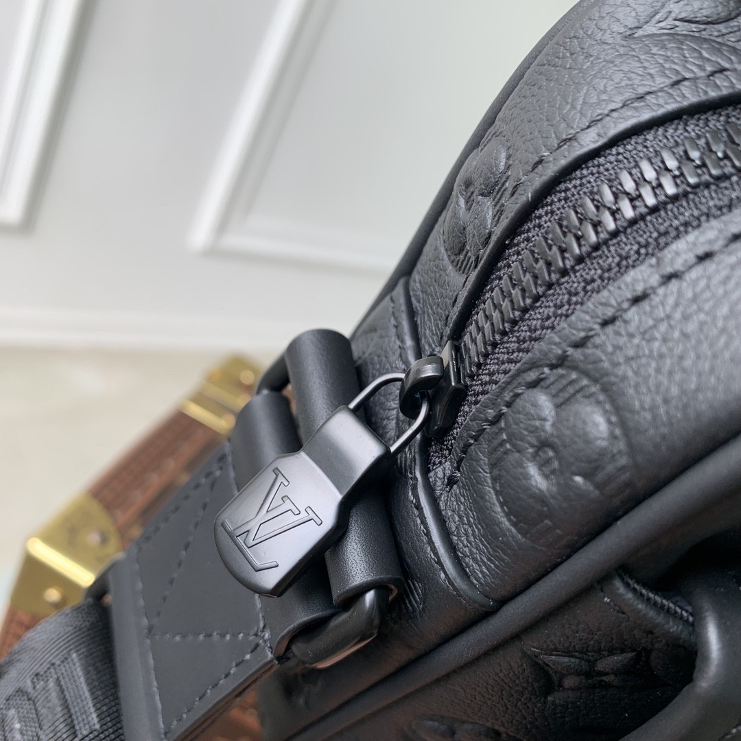 LV Getaway Messenger M12516  17 x 7.8 x 18 cm