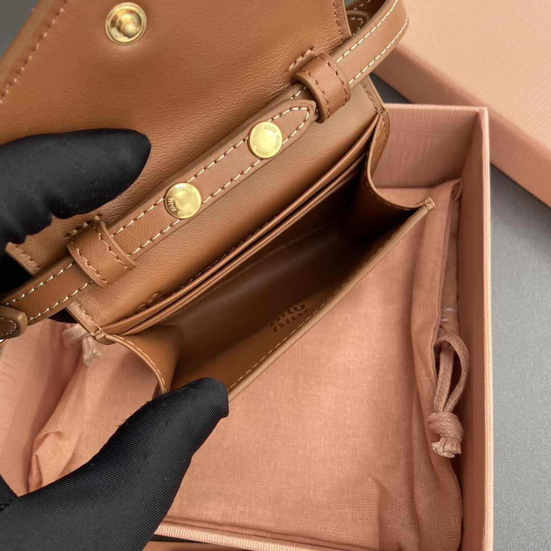 Miu Miu Leather shoulder wallet 8.5x10.5x2cm