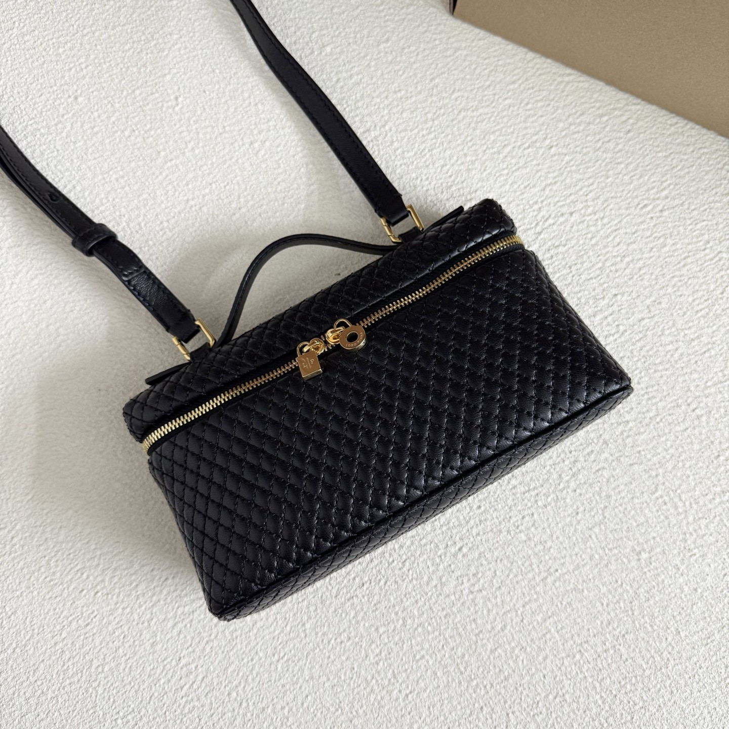 L**o p*ana extra pocket l19 lambskin 19x11.5x7cm