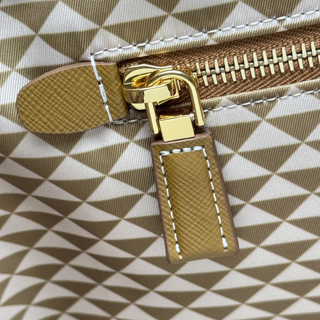 Pra*a re-nylon tessuto triangolo tote bag 33x29x14cm