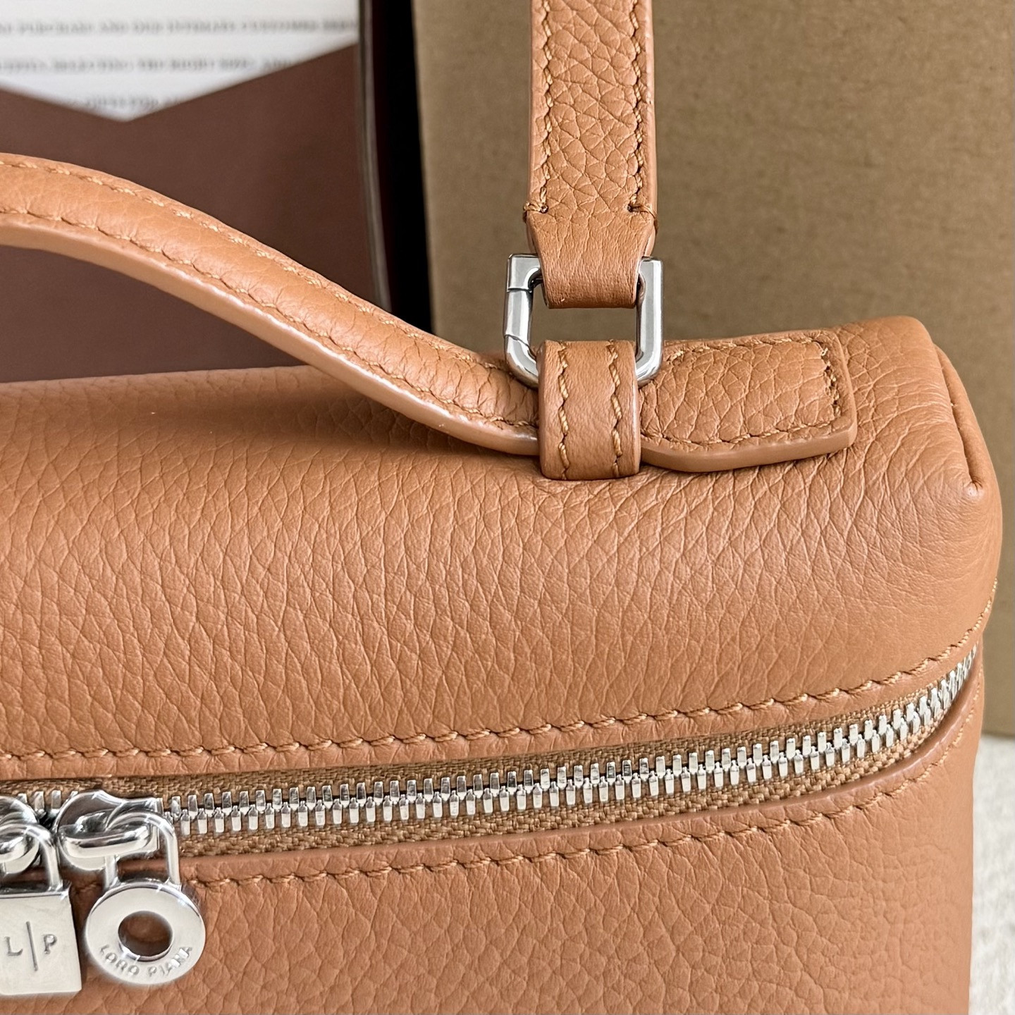 L**o p*ana extra pocket l19 grained calfskin 11 x 19 x 6.5 cm