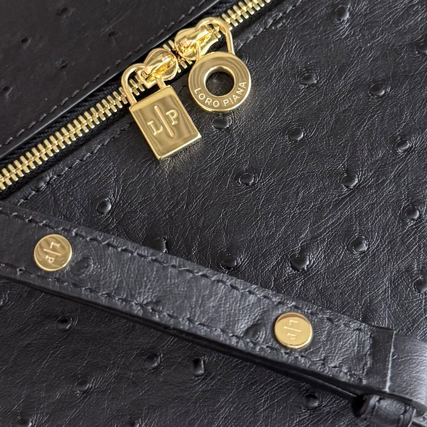 L**o p*ana extra pocket l27 ostrich-grained leather 16x27x10cm